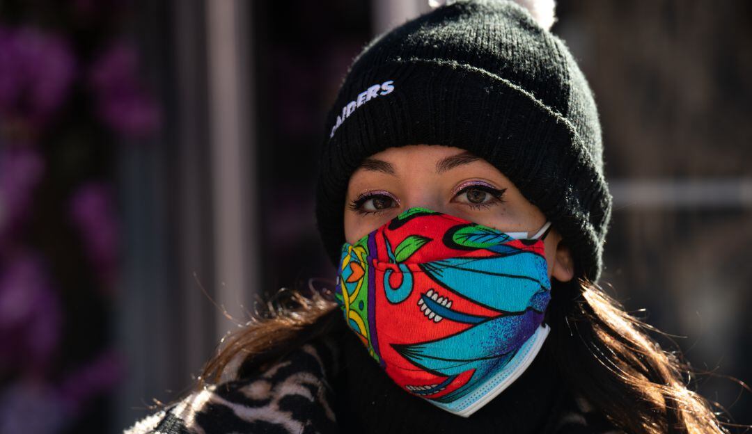 Mujer con tapabocas de tela 