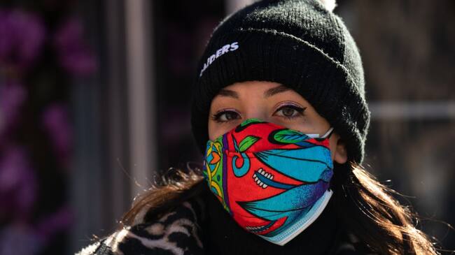 Mujer con tapabocas de tela