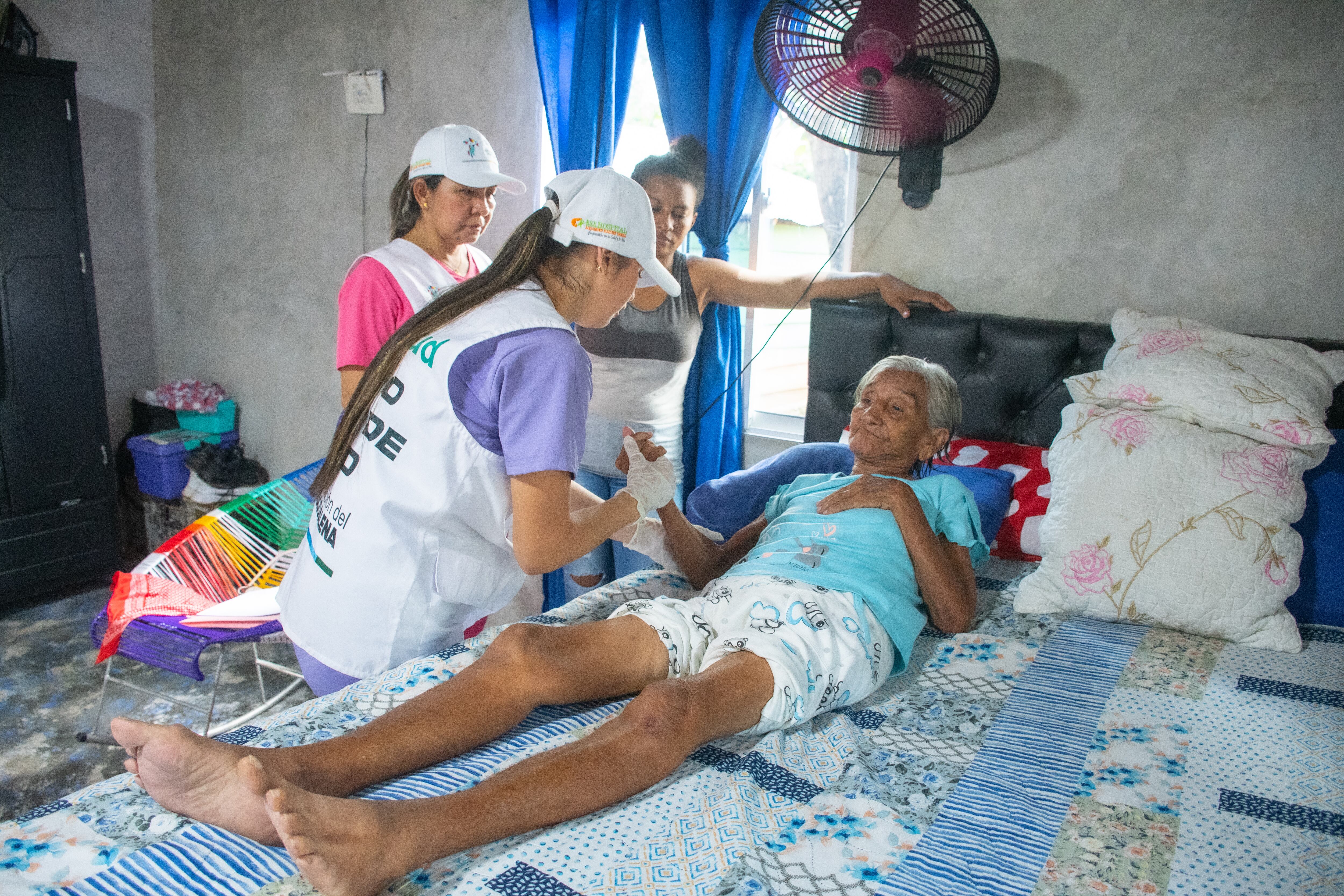 Personal del programa 'Médico en tu casa' atendiendo a una paciente (Foto: cortesía)