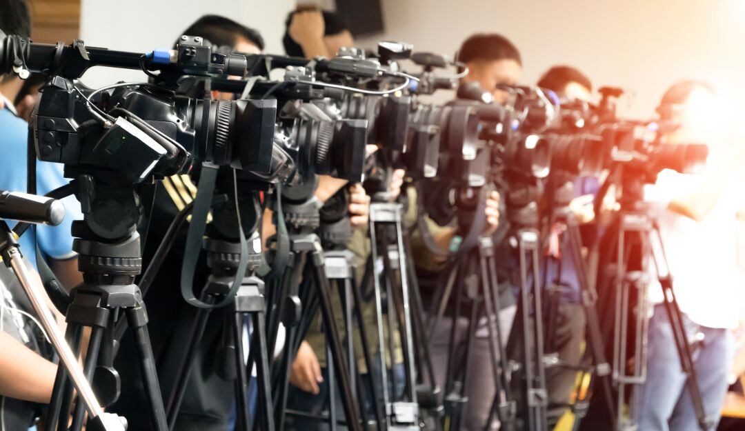 Periodista hace pregunta desde el baño durante conferencia