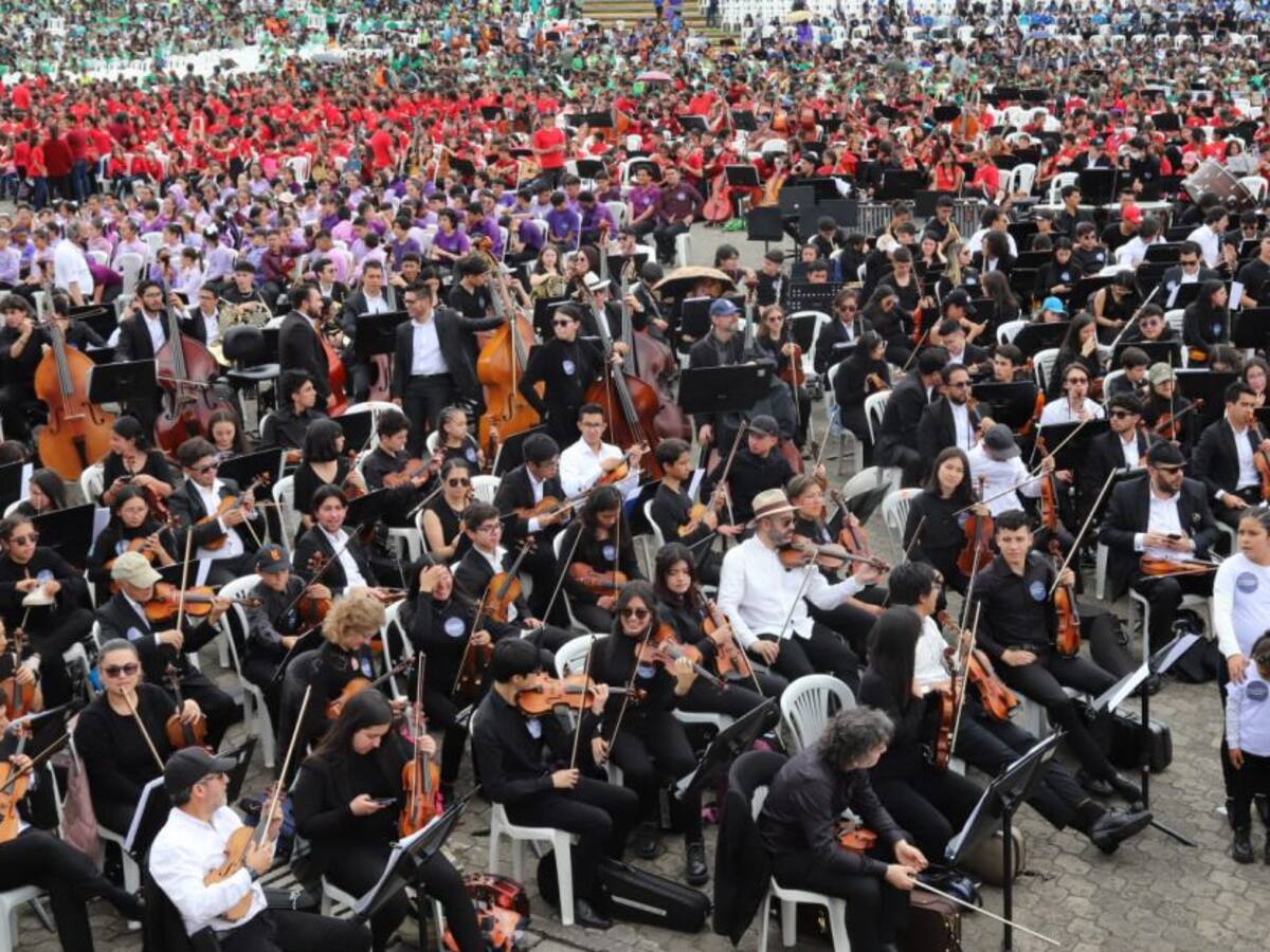 Orquesta Filarmónica rompió récord con el concierto más grande del mundo