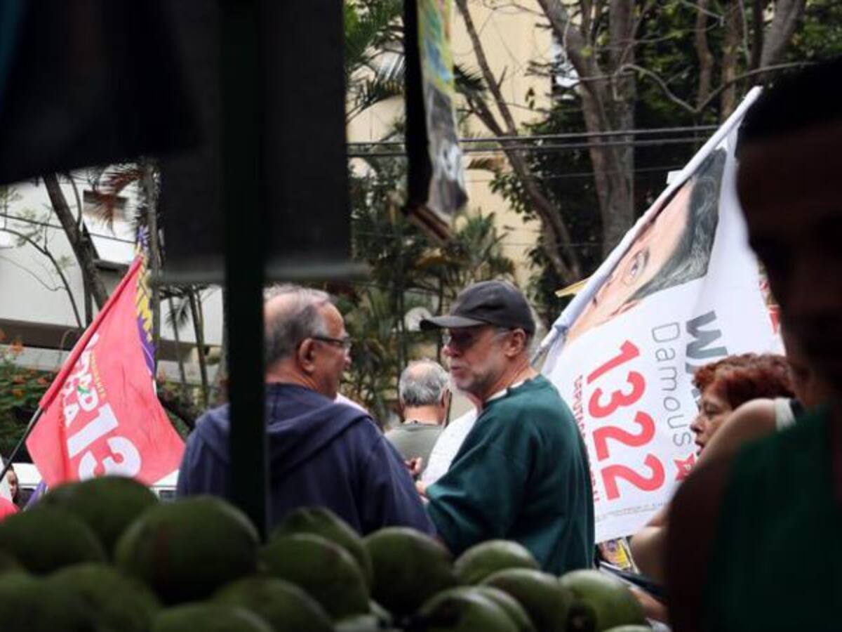 Nerviosa carrera de tuits marca horas previas a la elección en Brasil