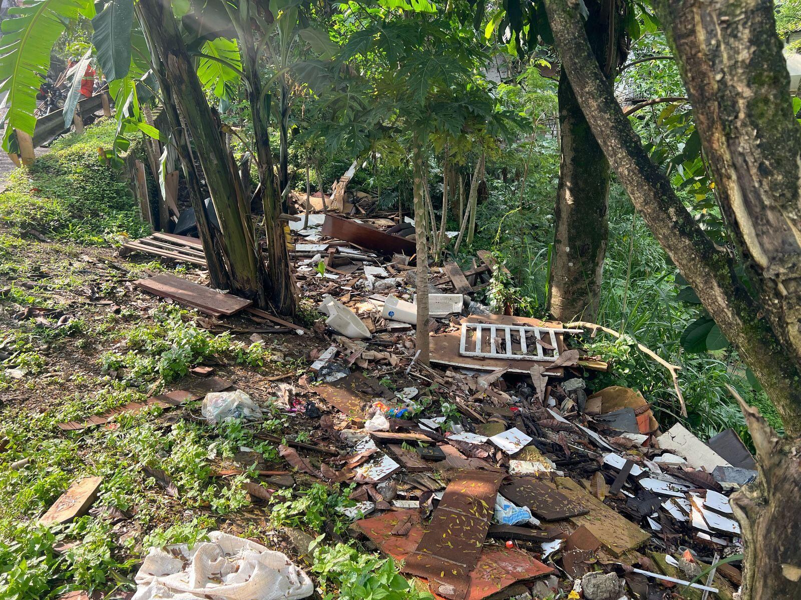 Escombros y residuos arrojados en quebradas. Foto: Emvarias