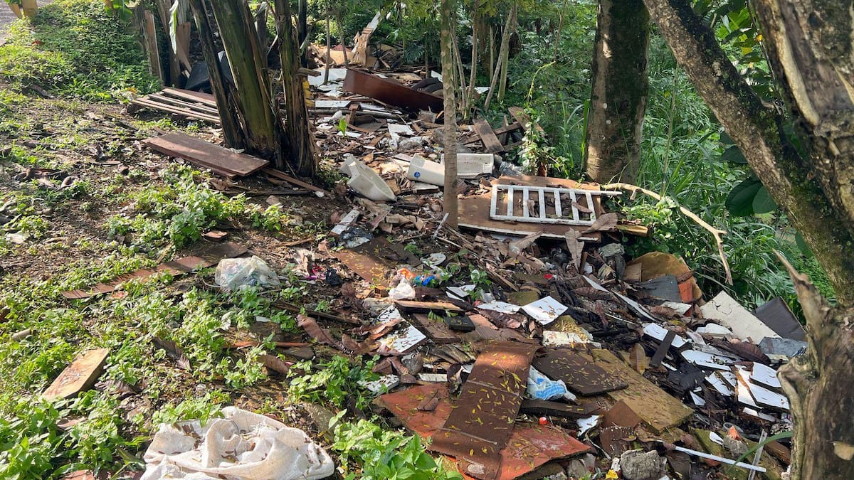 Identificados y sancionados hombres que arrojaron escombros a quebrada en Medellín