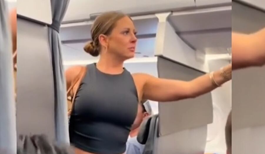Pasajera alterada asegura que ocupante de avión no es real - Twitter