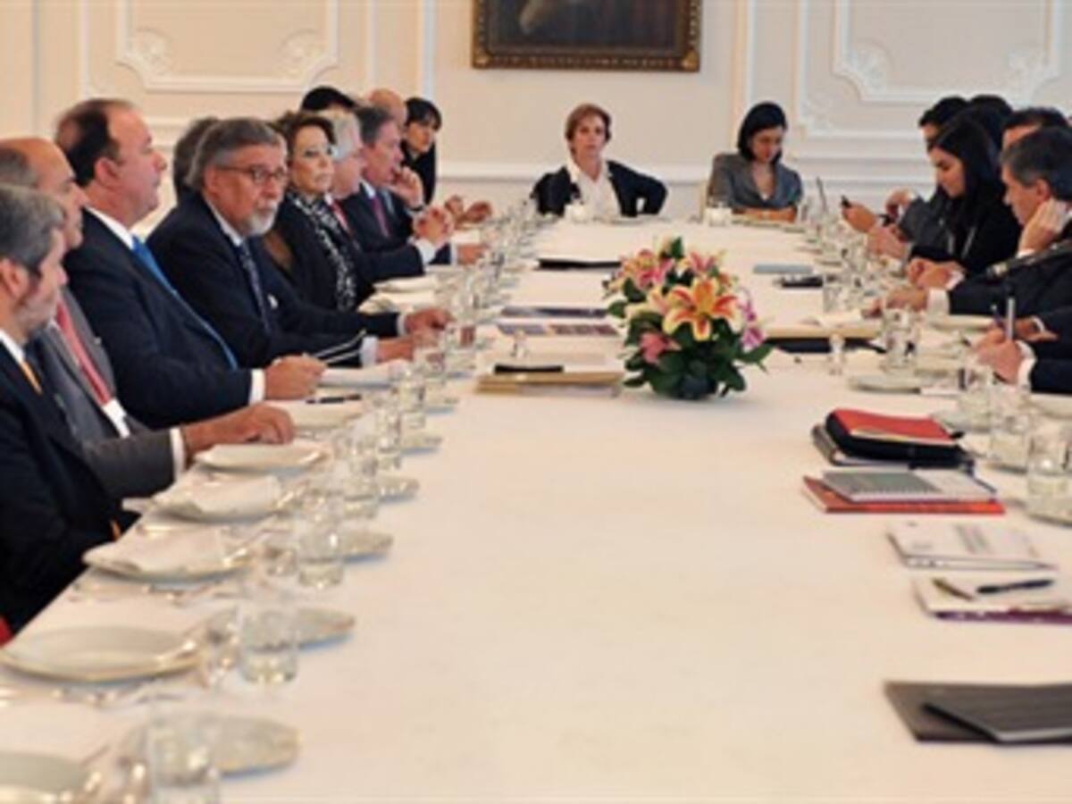 Los gremios piden mantener estables las tasas de interés para enfrentar la caída del dólar