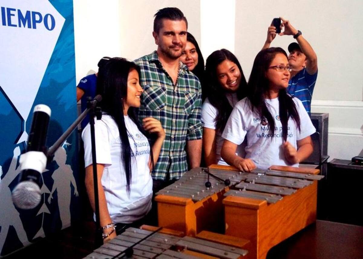 Juanes también se le midió a tocar la marimba, bajo la asesoría de los niños de Batuta y Mochila Cantora.