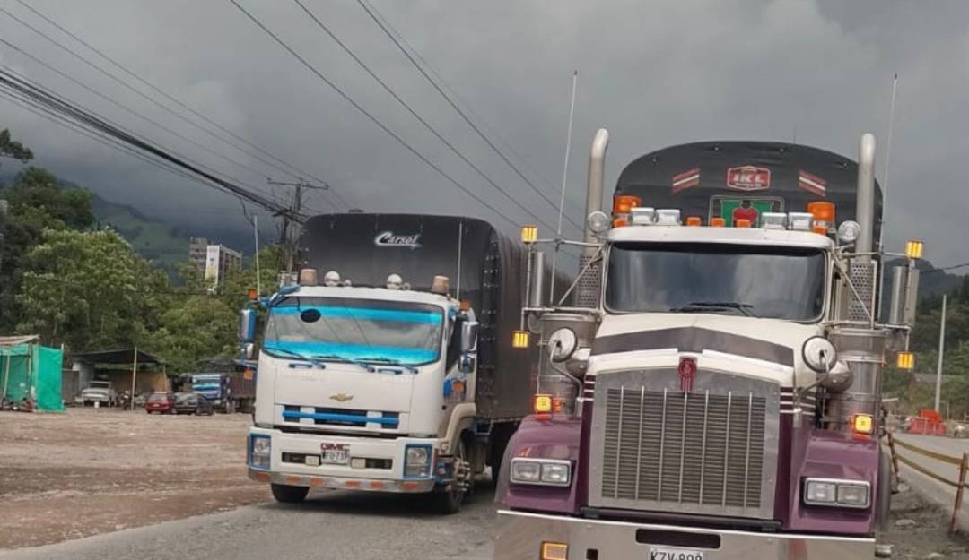 Suspenden clases en colegios por trancón en la vía alterna Manizales. Crédito: Caracol Radio.
