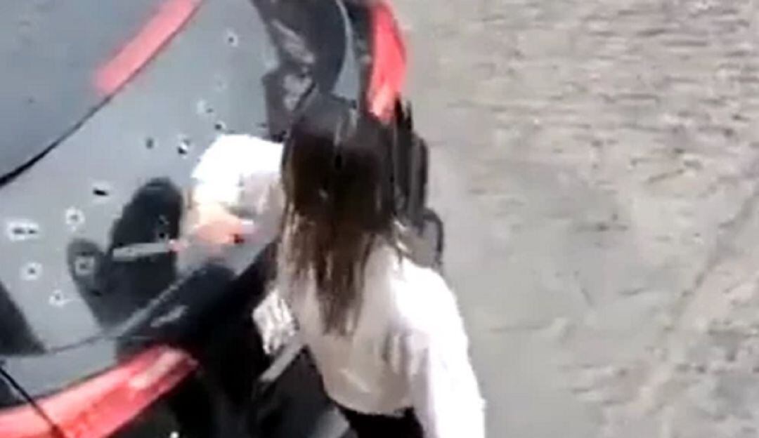Video: Por infidelidad, una mujer le rompió el carro a su pareja