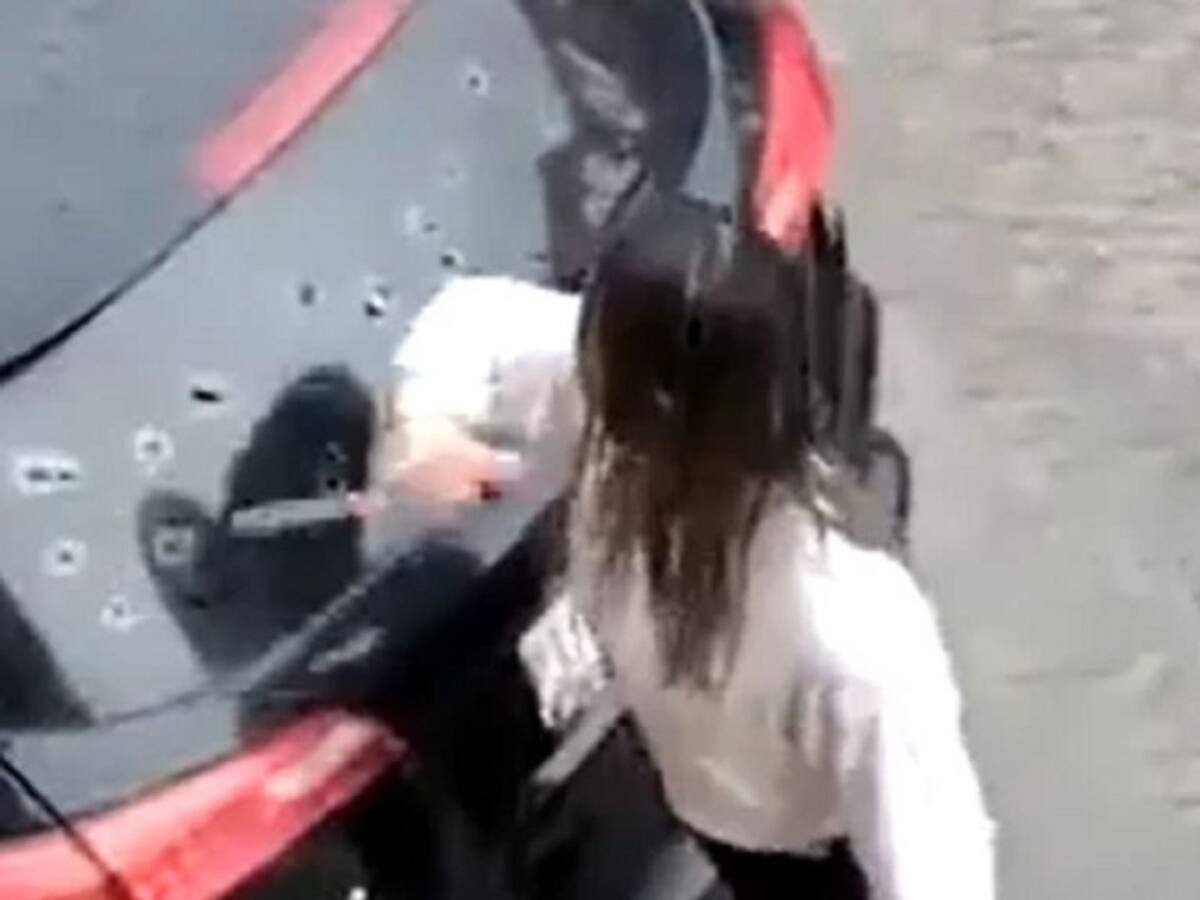 Video: Por infidelidad, una mujer le rompió el carro a su pareja