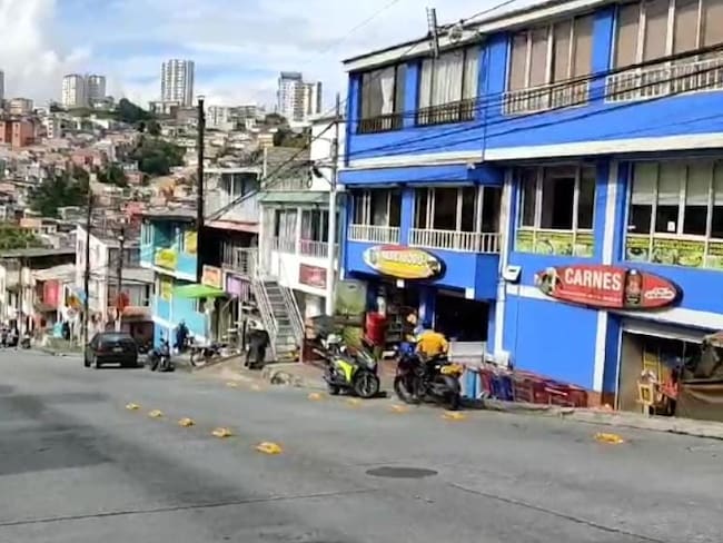 Calle principal del barrio Peralonso en Manizales.