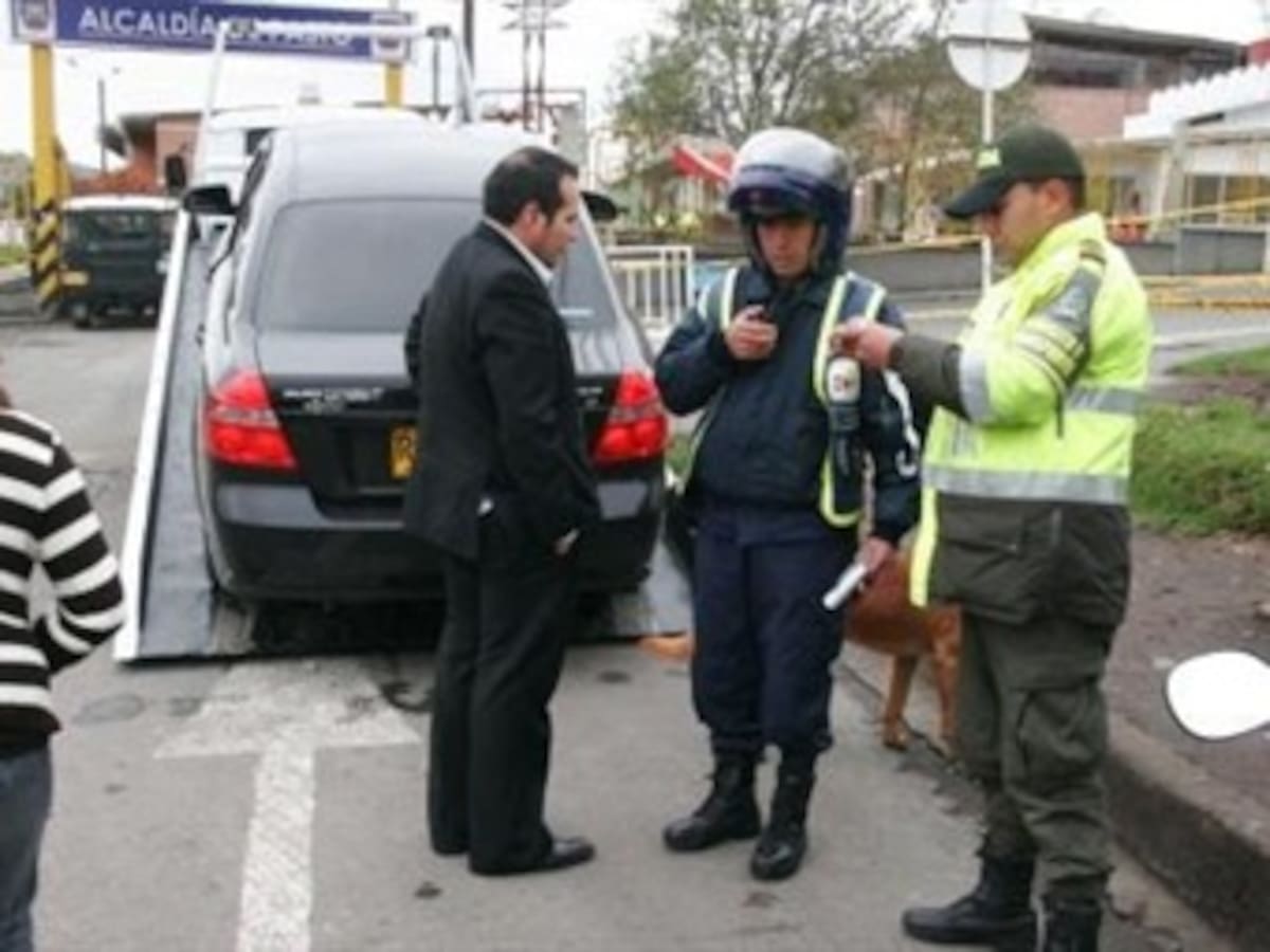 Investigan si concejal de Pasto que se quedó dormido frente a la alcaldía estaba borracho