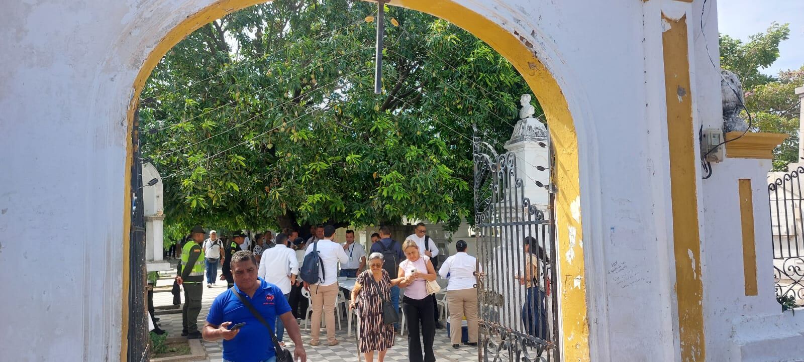 Inspección judicial en el cementerio San Miguel de Santa Marta/ Gissell Campo