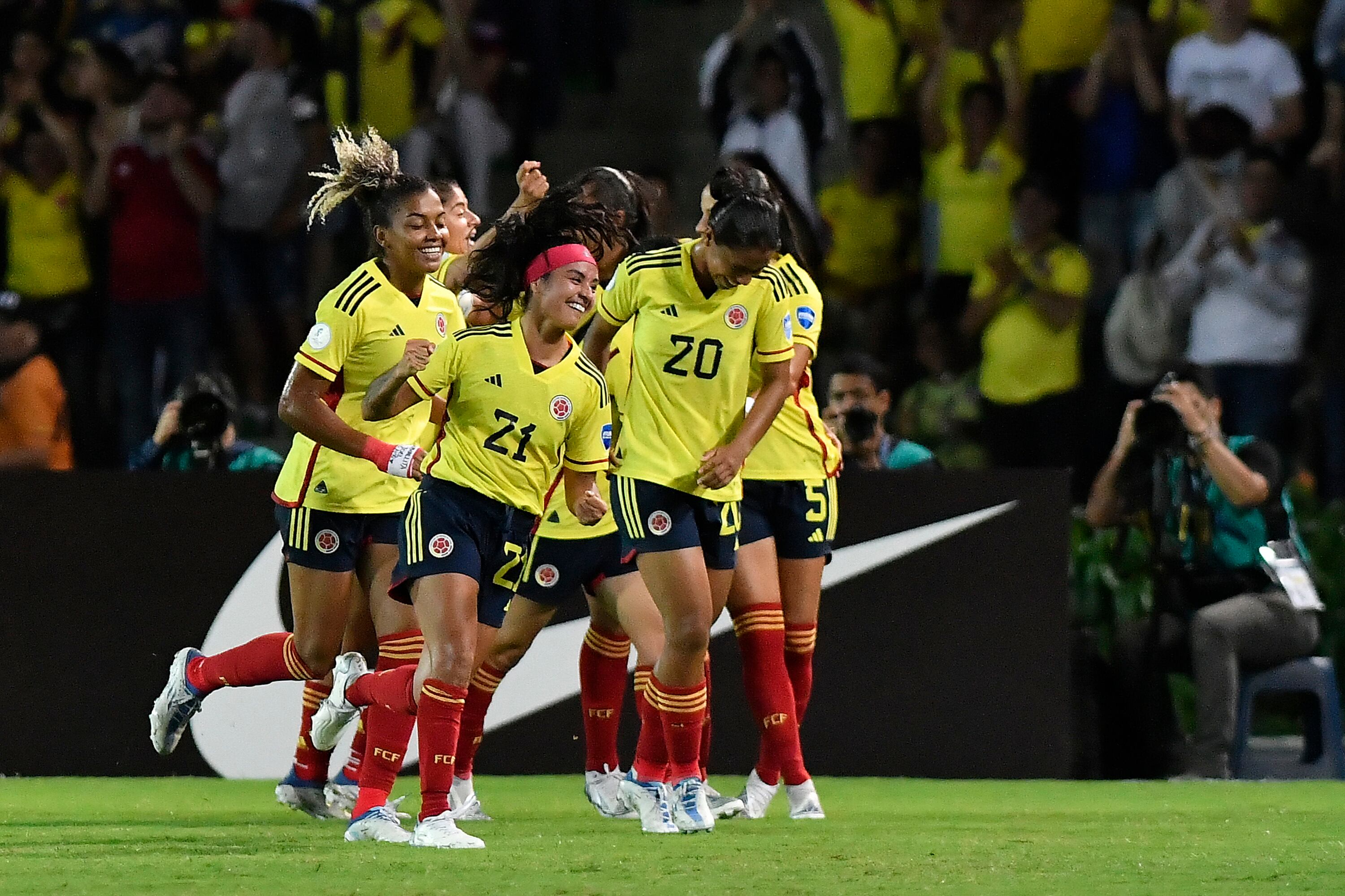Liana Milena Salazar y sus compañeras celebran un gol de Colombia. (Photo by Gabriel Aponte/Getty Images)