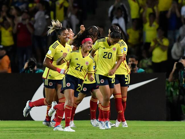 Liana Milena Salazar y sus compañeras celebran un gol de Colombia. (Photo by Gabriel Aponte/Getty Images)