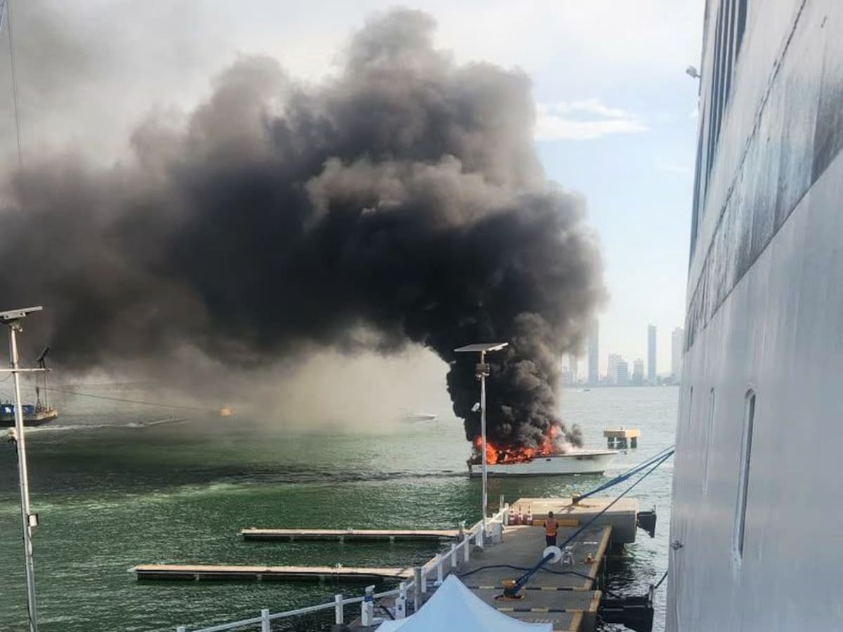 Incendio y naufragio de motonave en la bahía de Cartagena