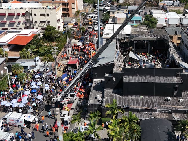 FOTODELDÍA AME7046. SANTO DOMINGO (REPÚBLICA DOMINICANA), 08/04/2025.- Fotografía de los trabajos de rescate en la discoteca Jet Set este martes, en Santo Domingo (República Dominicana). Los fallecidos por el desplome del techo de la discoteca Jet Set en Santo Domingo esta madrugada se elevan ya a 44, mientras continúan las labores de rescate de las personas atrapadas entre los escombros, según los últimos datos facilitados por el Centro de Operaciones de Emergencias (COE). EFE/ Grupo XP3