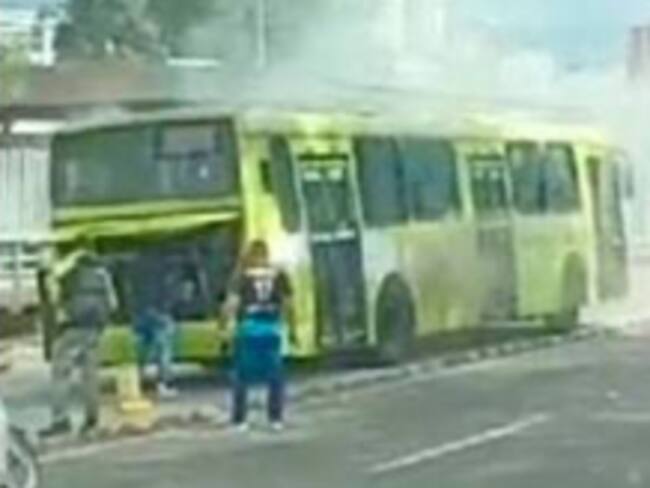 De nuevo: un bus de Metrolínea se incendió frente a la estación La Rosita en Bucaramanga