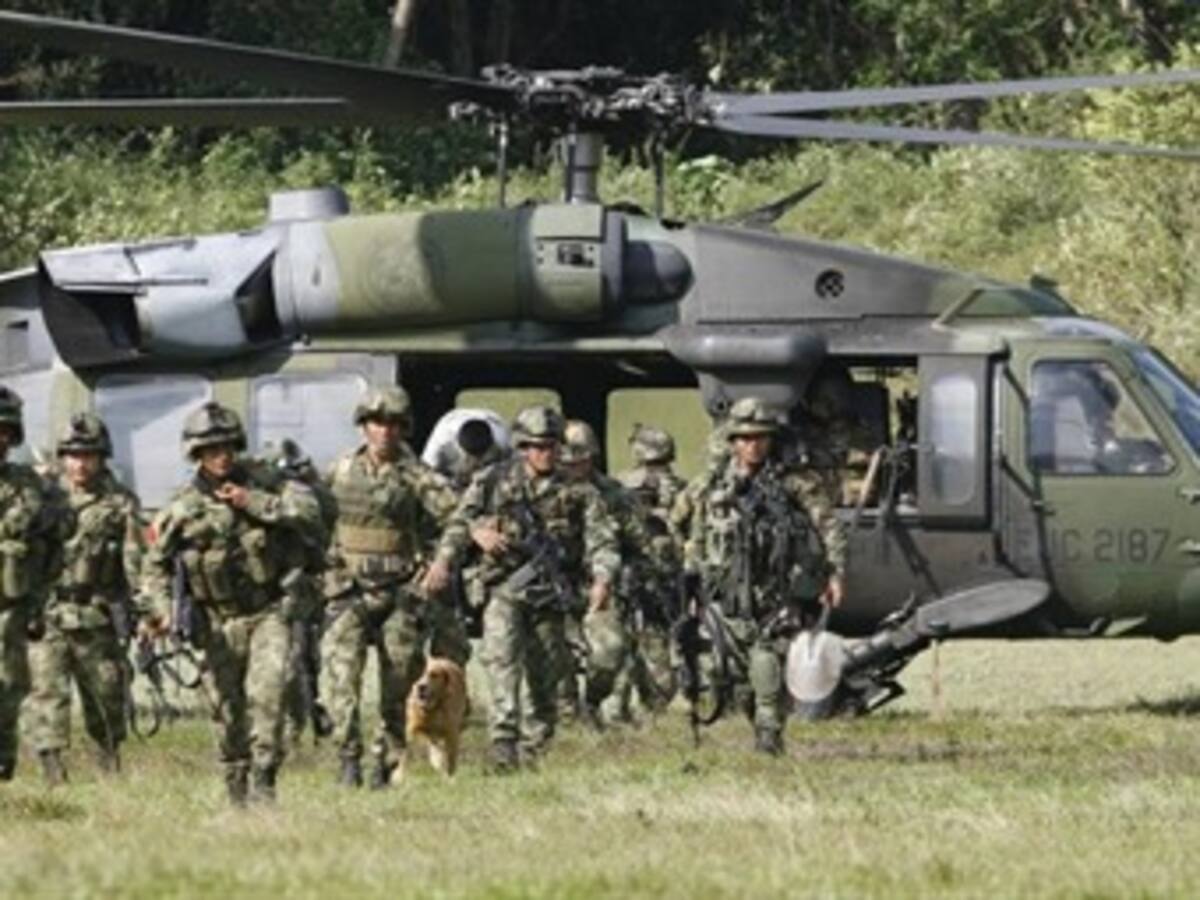 Suspenden operaciones militares para facilitar liberación de secuestrados