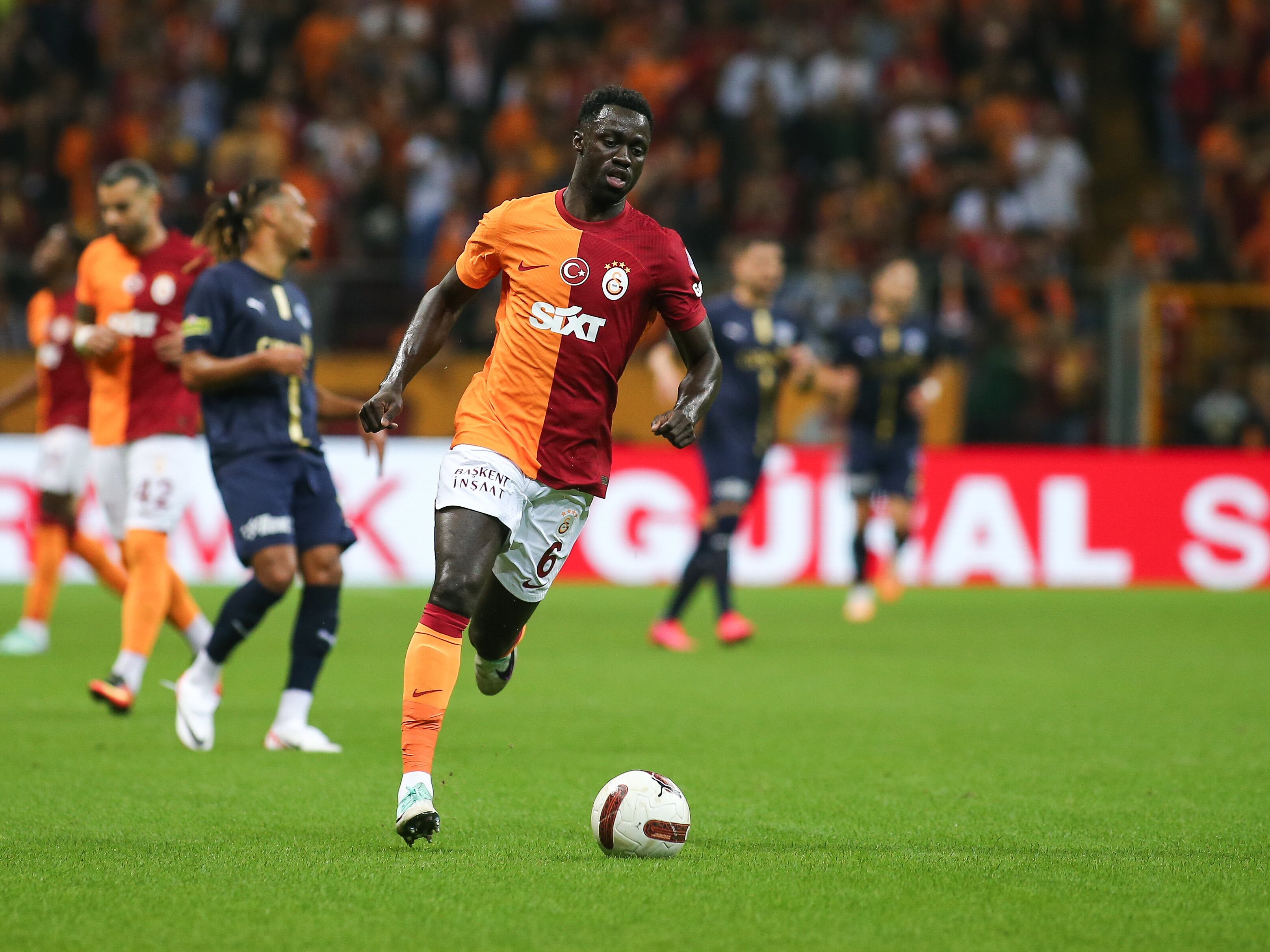 Davinson Sánchez con Galatasaray (Photo by Ahmad Mora/DeFodi Images via Getty Images)