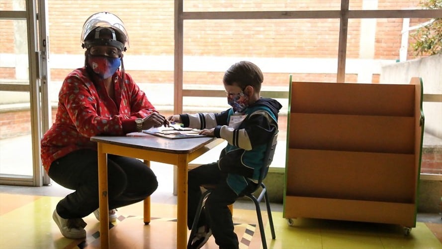 Este 15 de febrero se llevó a cabo la primera jornada de reapertura gradual, progresiva y segura de los colegios públicos de Bogotá. Foto: Colprensa / CAMILA DÍAZ