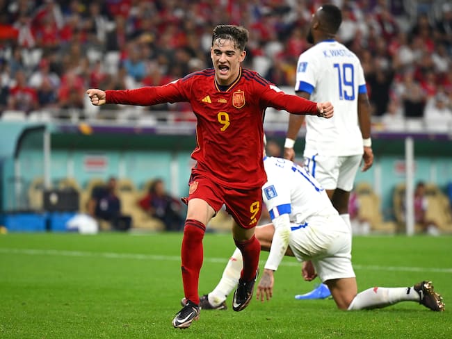 Gavi hizo historia con su gol para España en Qatar 2022. (Photo by Clive Mason/Getty Images)