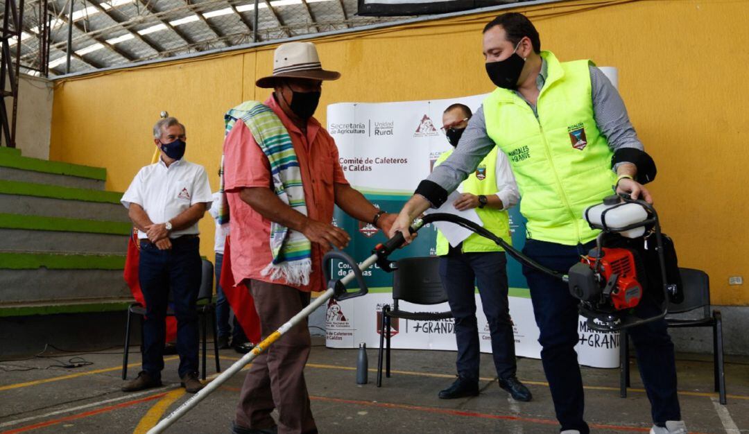 Entrega de equipos a cafeteros de Caldas