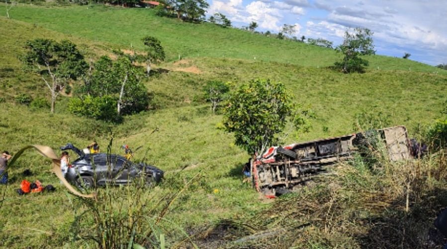 Dos automotores terminaron fuera de la vía. Foto Redes Sociales