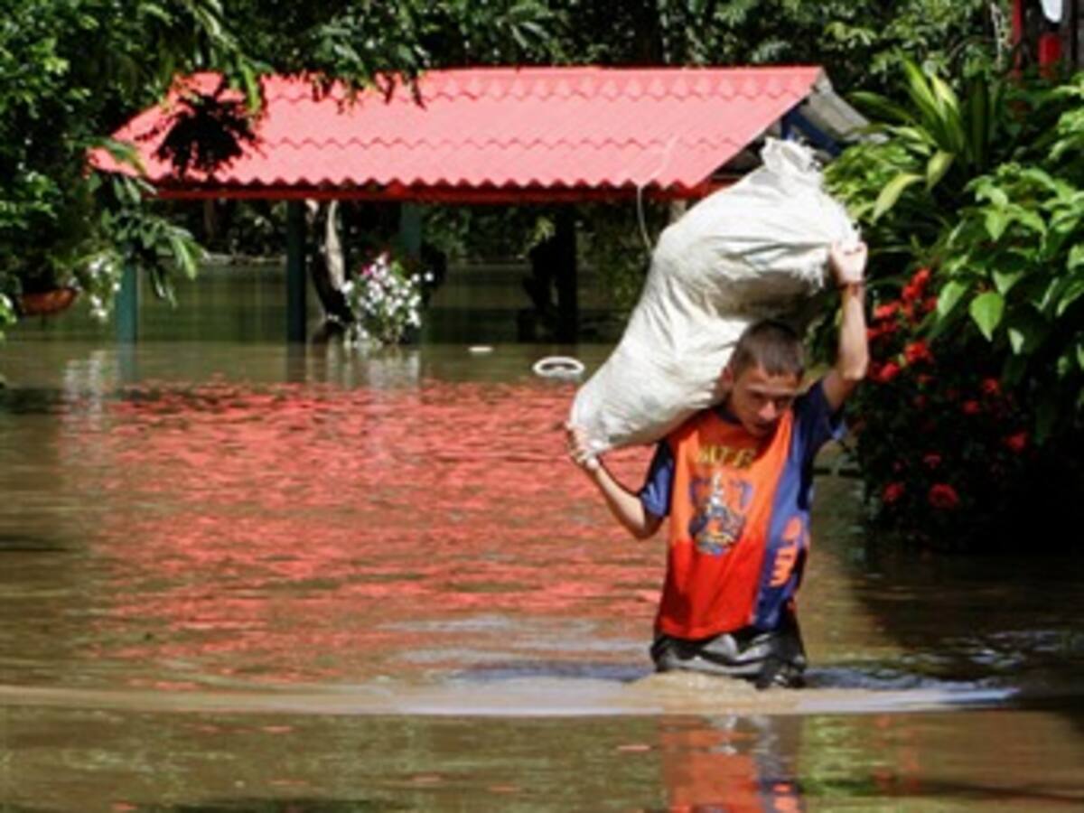 Desbordamiento de río deja más de cien familias damnificadas en el Valle