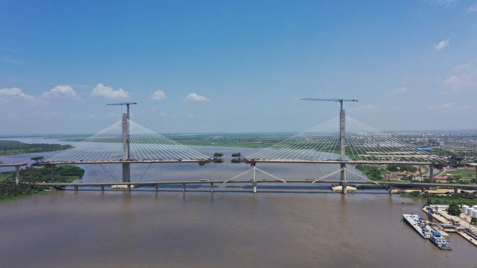 El diseño de la estructura del tramo principal atirantado fue del Profesor Riccardo Morandi (Roma) y el de las luces laterales fue del Ingeniero Doménico Parma (Bogotá)
