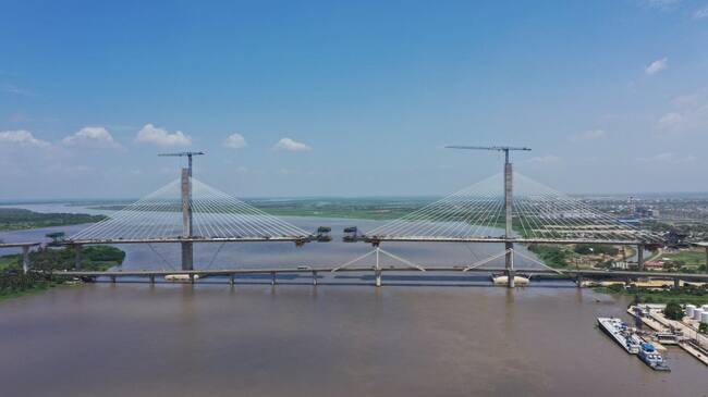 El diseño de la estructura del tramo principal atirantado fue del Profesor Riccardo Morandi (Roma) y el de las luces laterales fue del Ingeniero Doménico Parma (Bogotá)