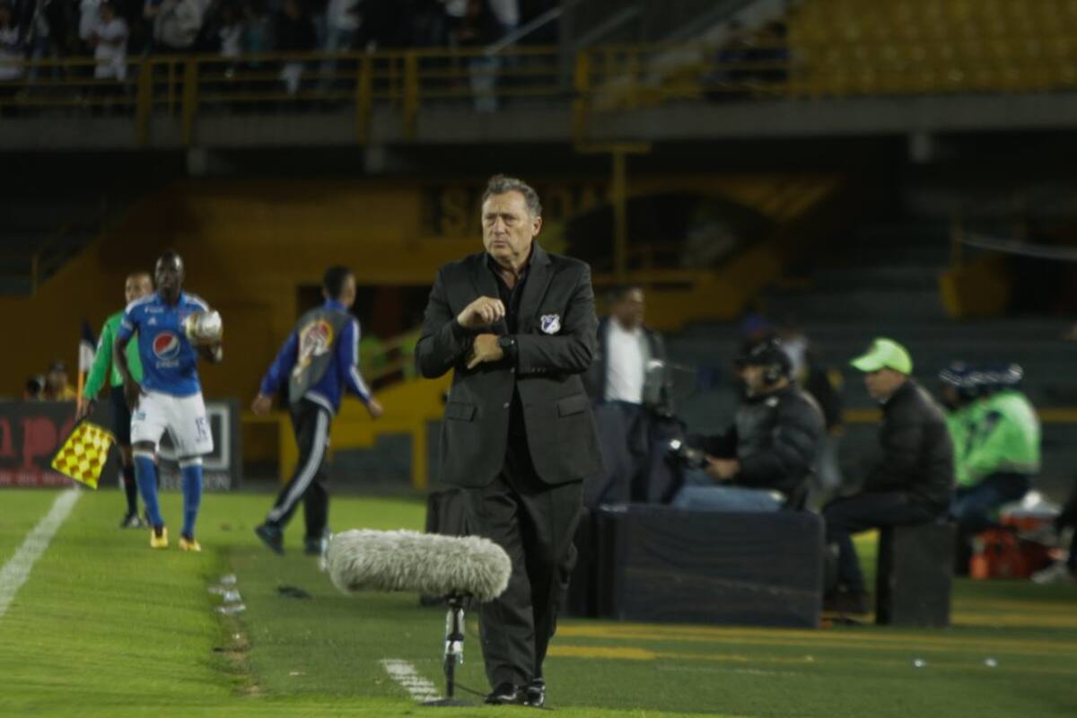 Israel dando indicaciones durante el compromiso