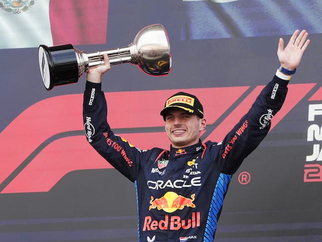 Suzuka (Japan), 07/04/2024.- First place Red Bull Racing driver Max Verstappen of the Netherlands celebrates with his trophy during a prize presentation ceremony after the Formula One Japanese Grand Prix at the Suzuka International Racing Course in Suzuka, Japan, 07 April 2024. (Fórmula Uno, Japón, Países Bajos; Holanda) EFE/EPA/FRANCK ROBICHON