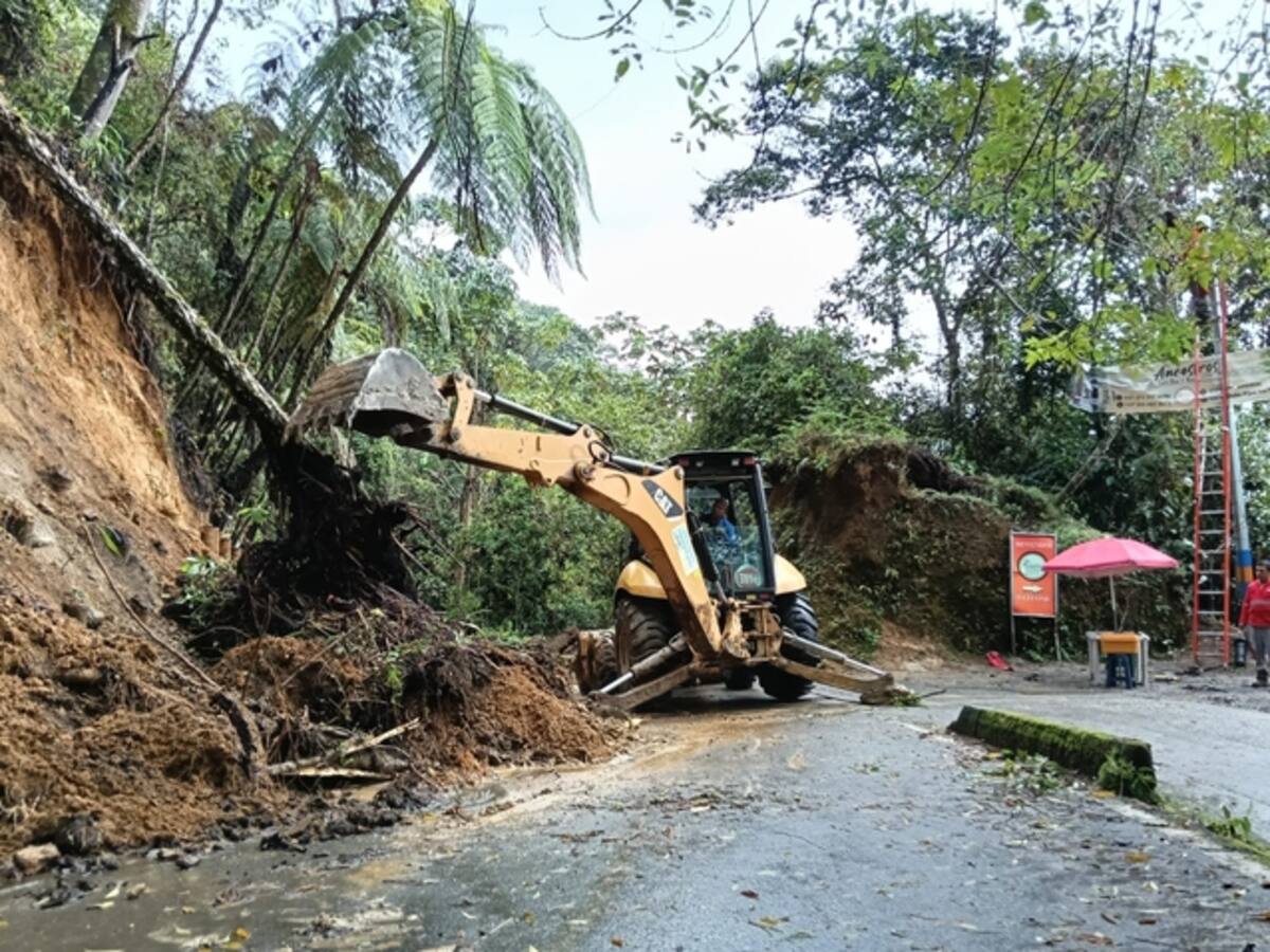 Con maquinaria amarilla atienden derrumbes provocados por las lluvias en la cordillera del Quindío