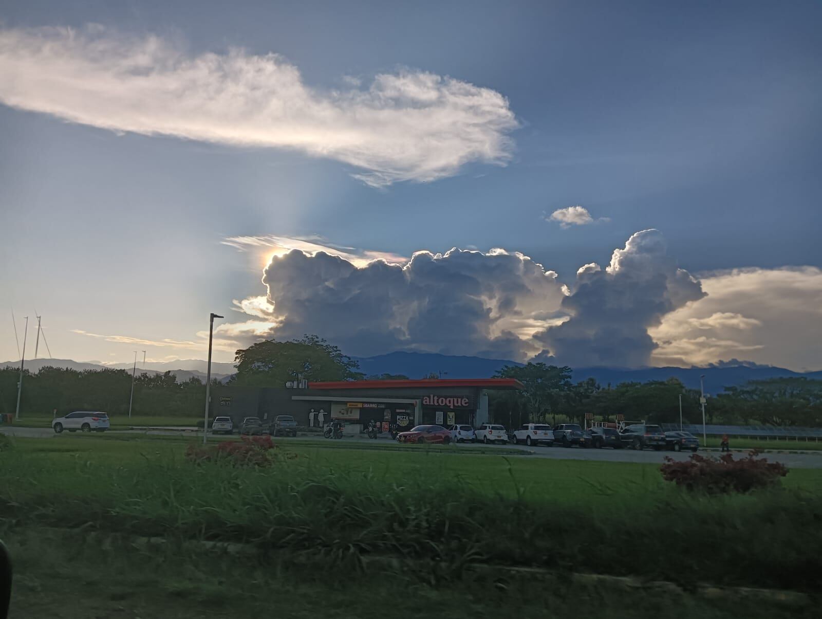 Los lindos atardeceres en Armenia y el Quindío, vía La Tebaida. Foto: Adrián Trejos
