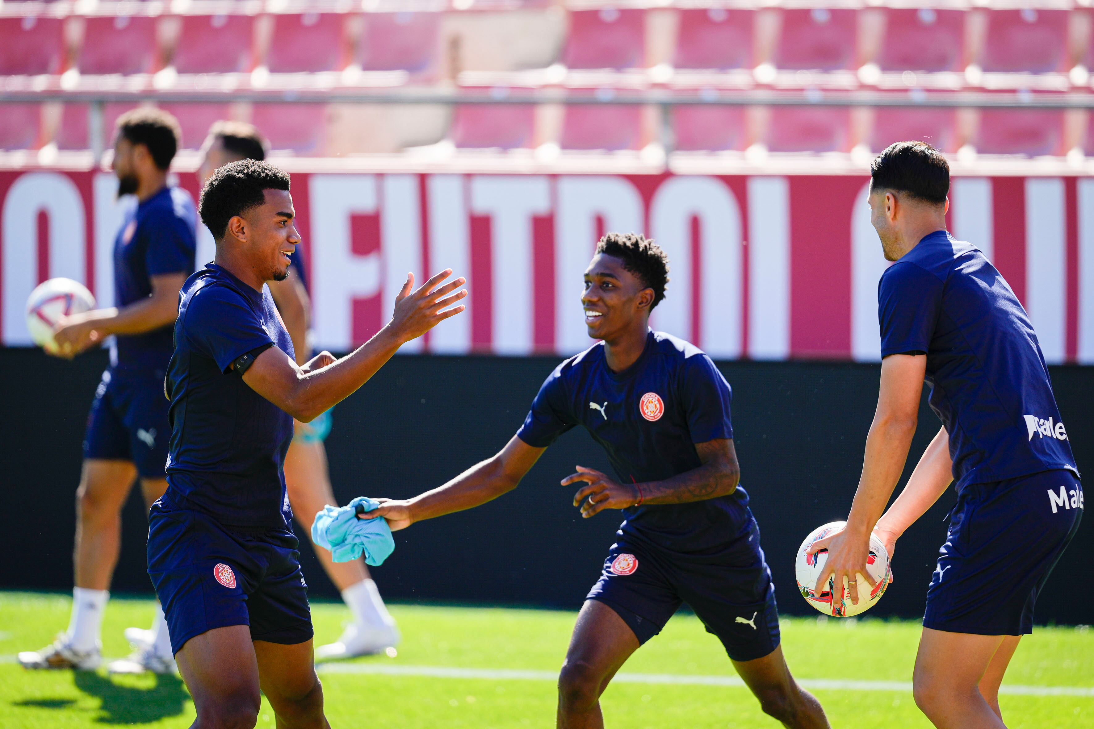 GIRONA, 14/09/2024.- El centrocampista del Girona FC el colombiano Jhon Solis (i) y el delantero colombiano Yaser Asprilla (c) durante un entrenamiento del equipo. EFE/ David Borrat