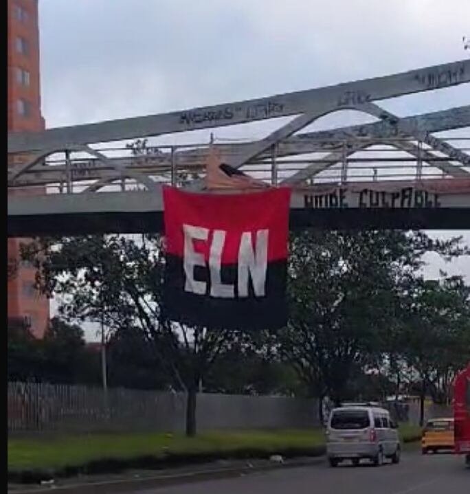 Bandera alusiva al ELN ubicada en un puente peatonal del sur de Bogotá.