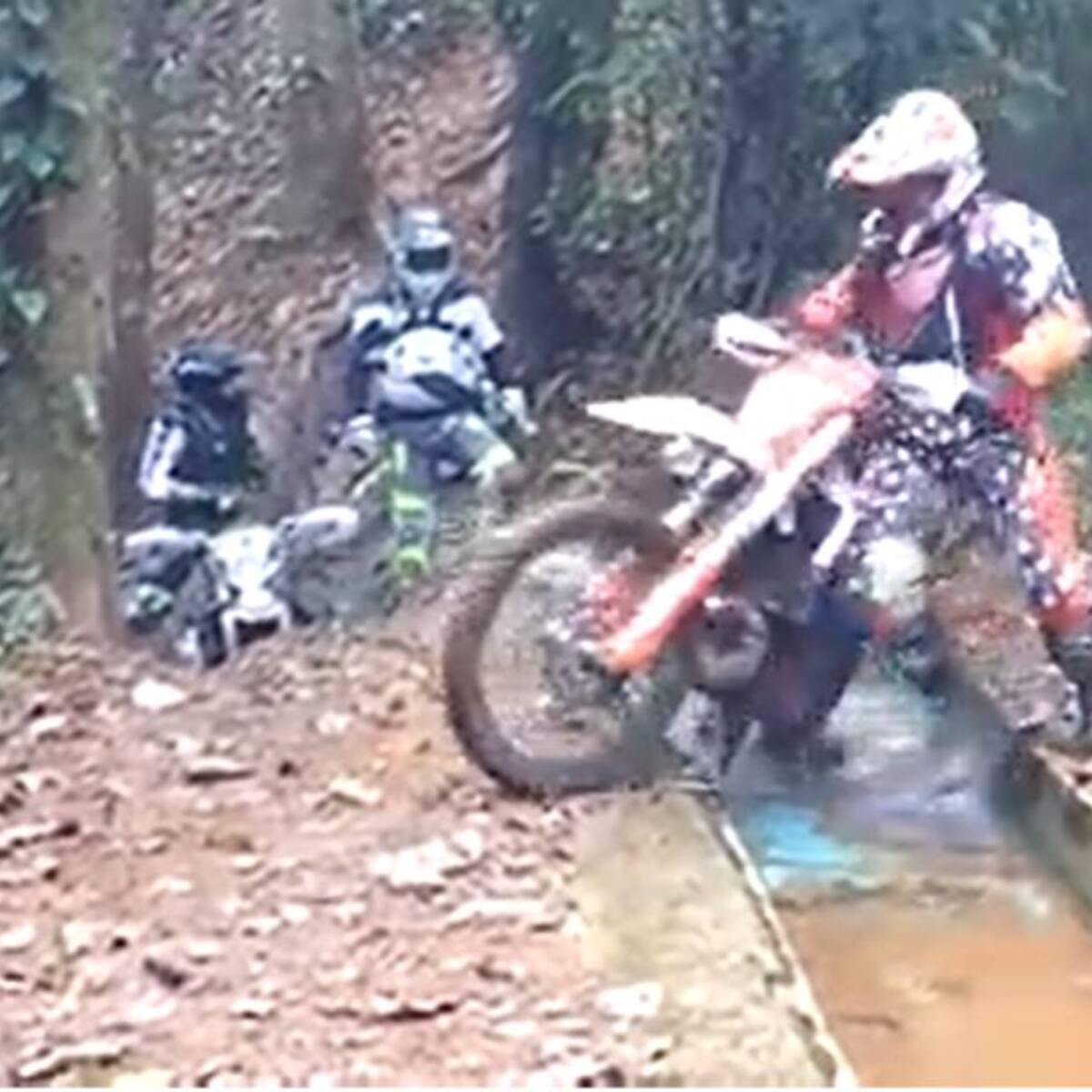 En Villacarmelo están desesperados por el incremento de motocrosistas