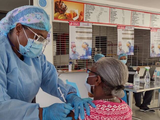 Diariamente se administrarán hasta 700 vacunas a afiliados de cualquier EPS, mayores de 60 años, sin necesidad de cita previa