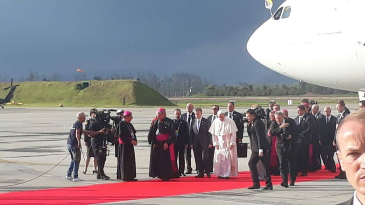 Después de un viaje de 12 horas, el Papa Francisco tocó tierra colombiana. Desde las 4 de la mañana.