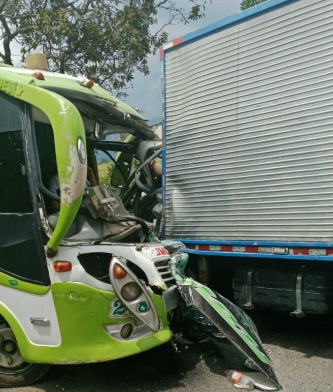 Choque de buseta y furgón