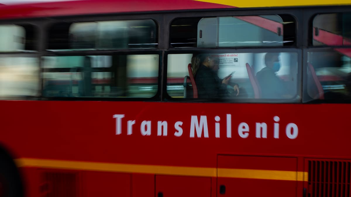 Choque de buses de Transmilenio deja 16 personas lesionadas en Bogotá
