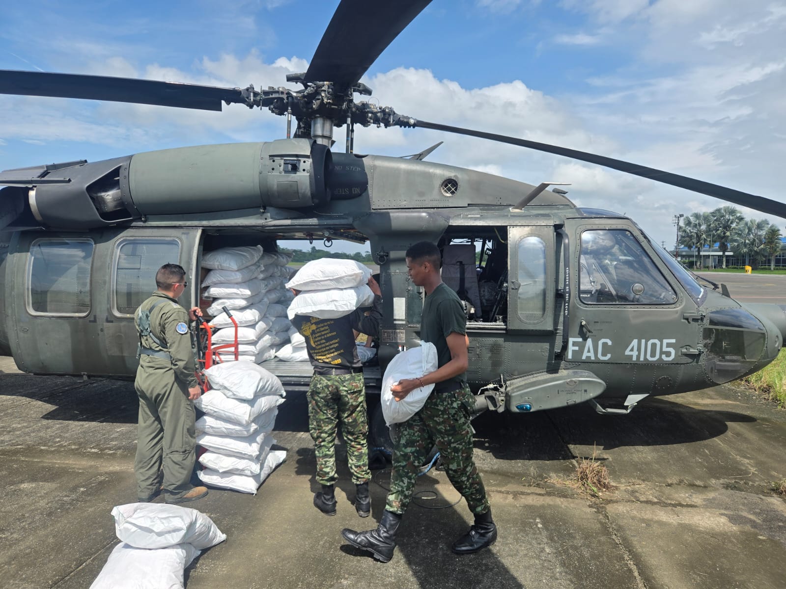 Entrega de ayudas humanitarias en el Urabá antioqueño. Foto: Gobernación de Antioquia.