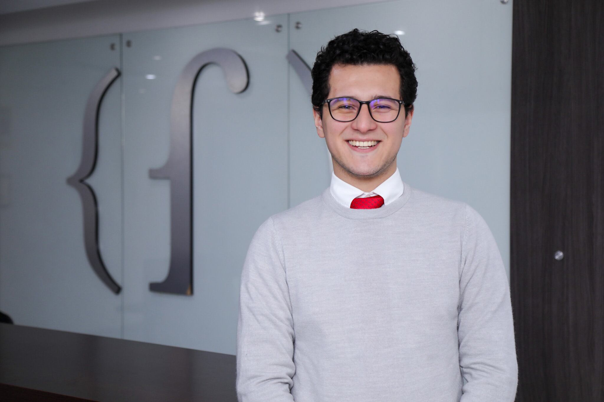 Juan Manuel Rojas, abogado de la Universidad Externado de Colombia, es el primer beneficiario del convenio entre Icetex y Fiduprevisora. | Foto: Cortesía