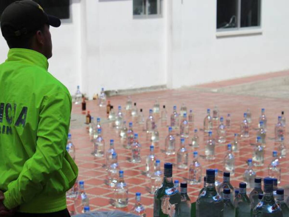 Incautan 4.000 botellas de licor adulterado en el centro de Bogotá