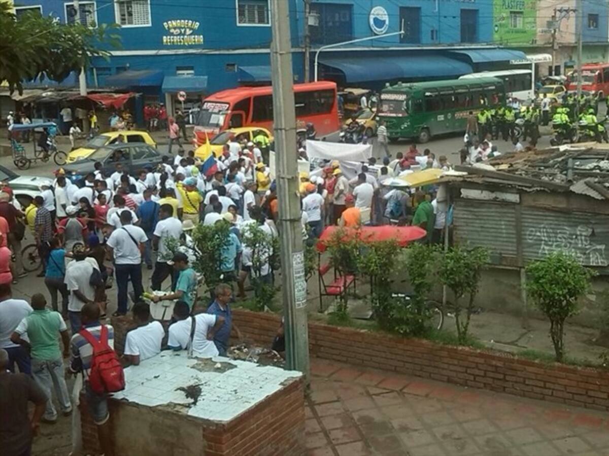 Protestan trabajadores del mercado público de Barranquilla