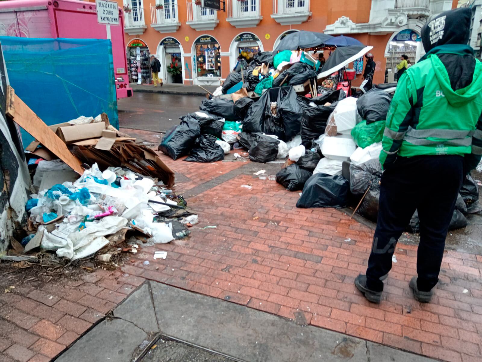 Dos reconocidos comercios en el norte de Bogotá fueron sancionados por tirar residuos a la calle. Foto: UAESP.