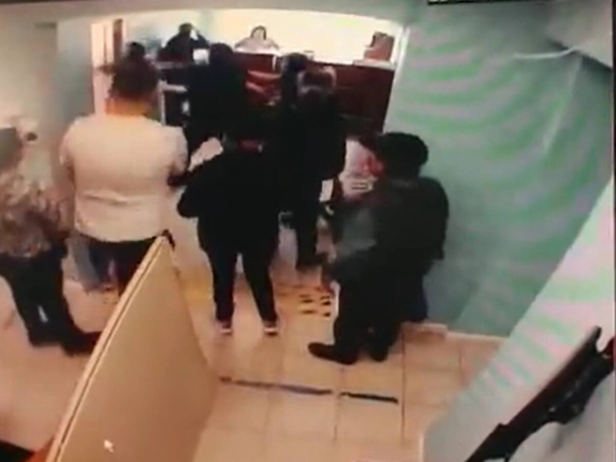 Video: Médico agredió a paciente en muletas quien le reclamó por demoras en atención