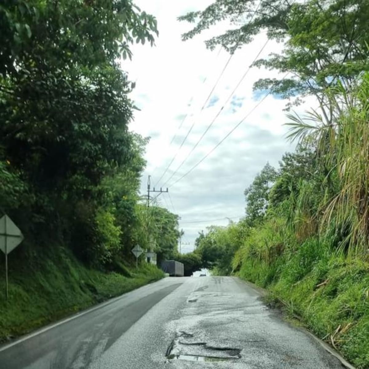 Reactivan obras y peajes en la vía Medellín–Bogotá tras acuerdo con comunidades