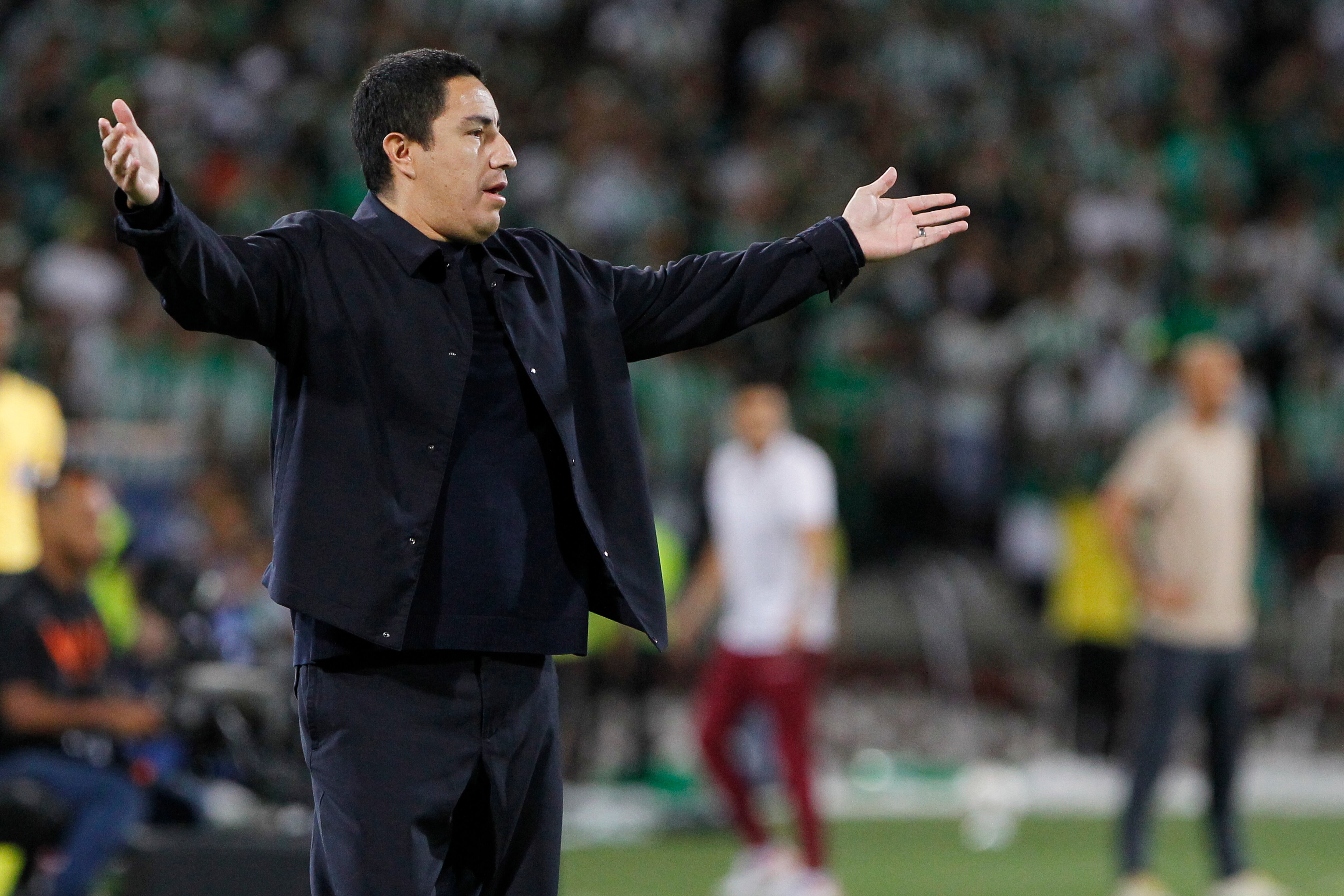 El entrenador mexicano de Atlético Nacional, Efraín Juárez, da instrucciones en el partido de vuelta de la final de la Liga Profesional de Colombia entre Atlético Nacional y Deportes Tolima en el estadio Atanasio Girardot en Medellín (Colombia). EFE/ STR